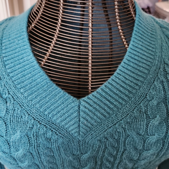 TALBOTS SIZE MEDIUM PETITE. cable knit, v neck, nylon/lambswool blend. - Picture 5 of 6